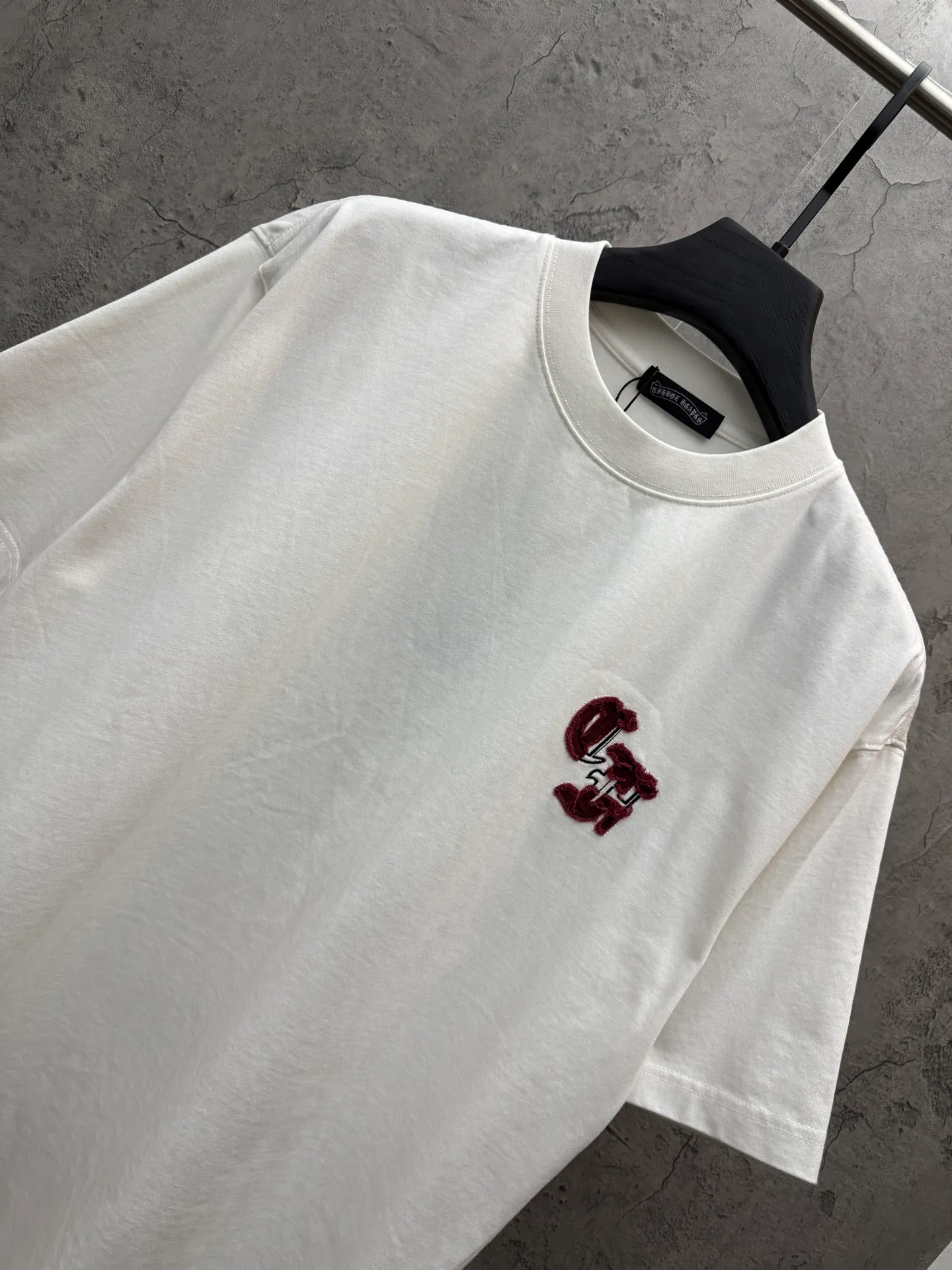 P180 top version, real shot without P, ​​different from market currency) 𝗖𝗵𝗿𝗼𝗺𝗲 𝗛𝗲𝗮𝗿𝘁𝘀/Croxin 2026 spring new original single counter American laser burnt patch embroidered couple short sleeves 👑The highest version! Customized fabric 300 grams, best-selling model at the counter, very comfortable to wear. Accessories: original molded and authenticated collar label ➕ 100% silk wash water label. Genuine purchase-grade original hangtag➕matching hanging rope➕3D hanging beads➕original packaging bag. Craftsmanship: The original version has consistent wiring! The highest version of the armhole matching technique! Color: White Black Size: S M L XL Style No.: 26-2025